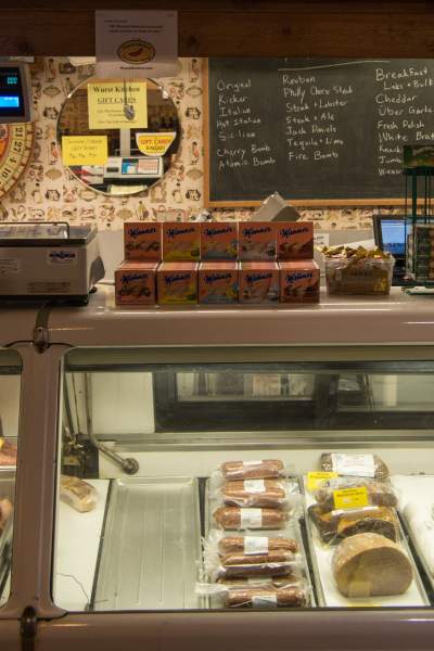 Foto del mostrador de Wurst Kitchen mostrando su amplia variedad de salchichas.
