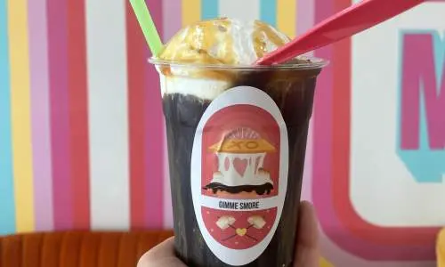 Una bebida con malvavisco por encima