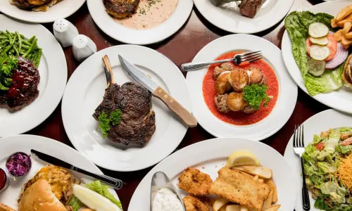 Gran variedad de platos en una foto del condado de Champaign.