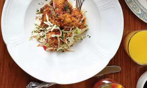 Ensalada de pollo en plato