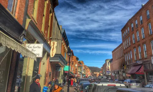 Edificios, personas y tráfico