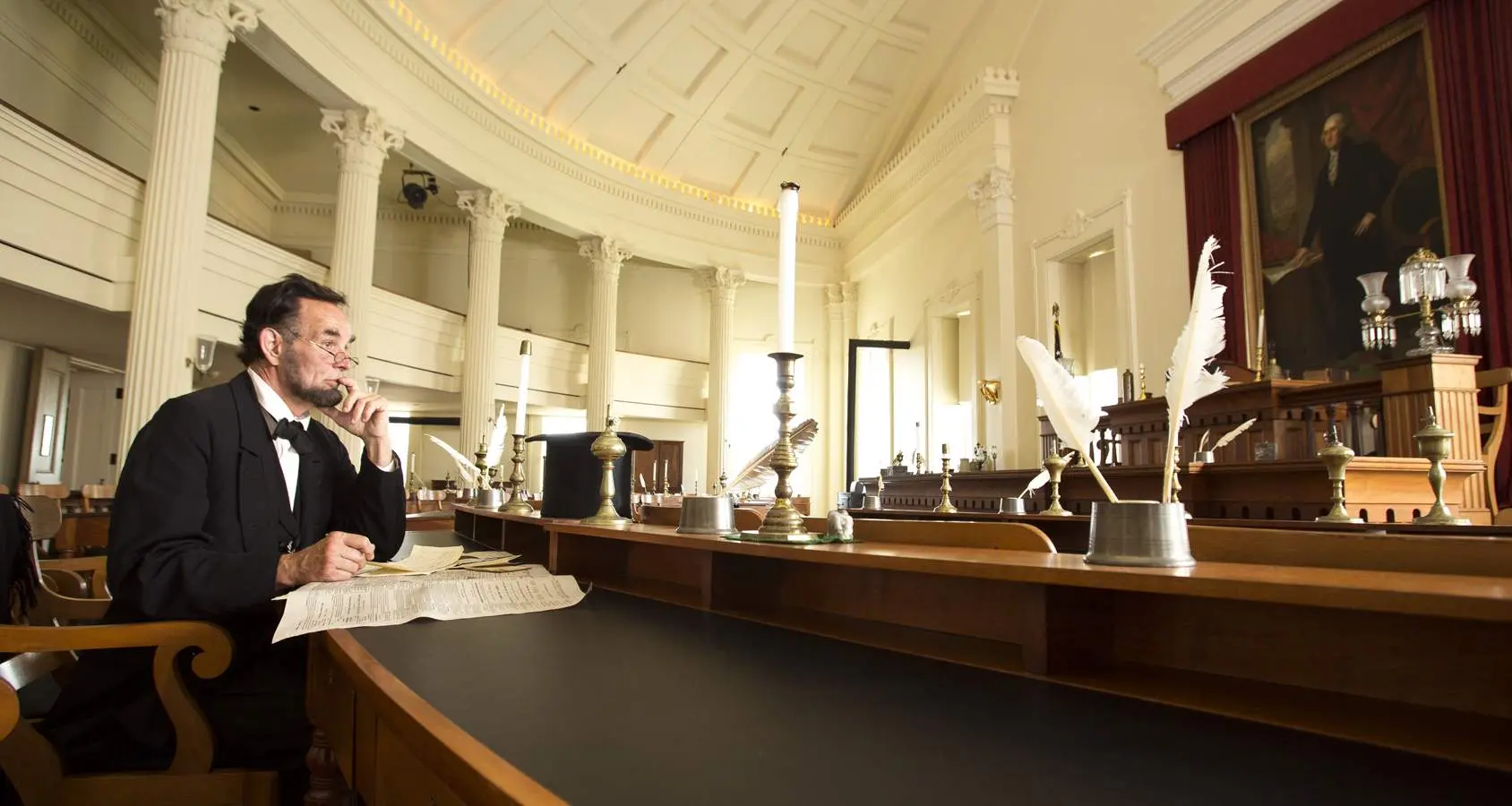 Un actor de Abraham Lincoln pensando.