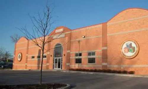 Exterior de un gran edificio de ladrillo 