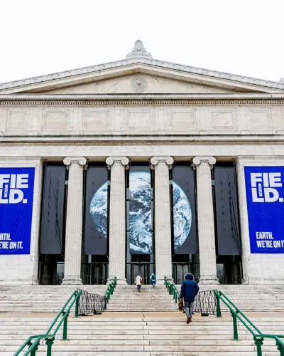 El exterior de un gran edificio