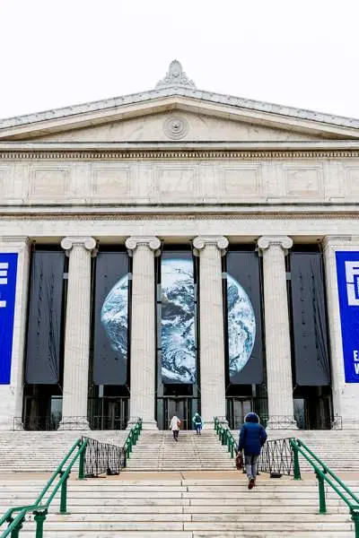 El exterior de un gran edificio 