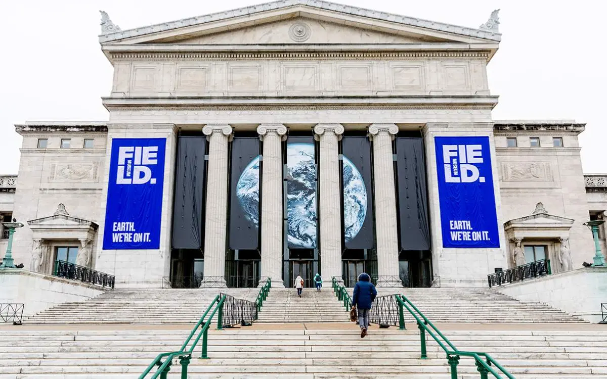 El exterior de un gran edificio 
