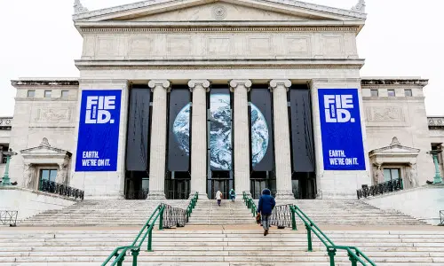 El exterior de un gran edificio 