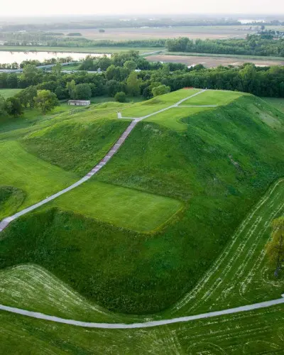 Los montículos históricos de Cahokia cerca de Collinsville