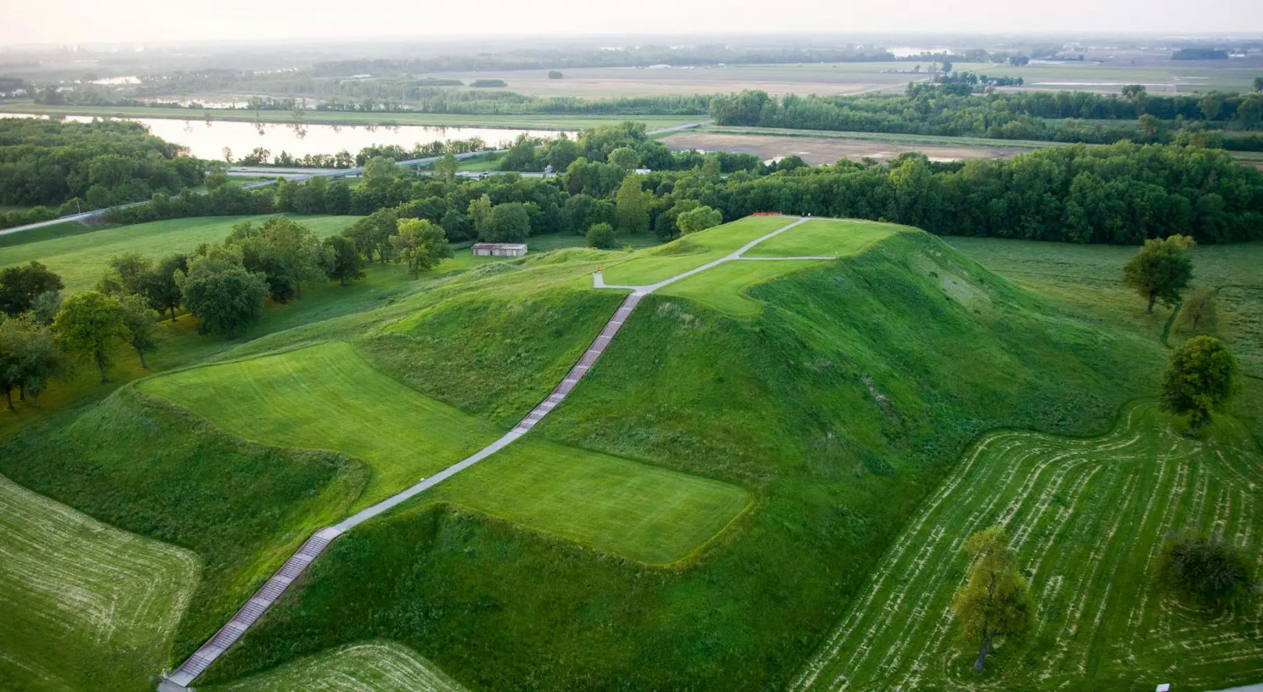 Los montículos históricos de Cahokia cerca de Collinsville