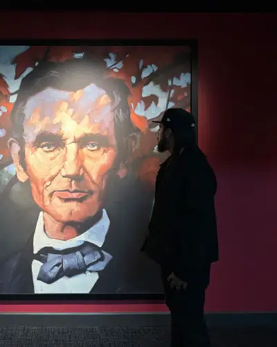 Dilla delante de un cuadro en la Biblioteca y Museo Presidencial Abraham Lincoln