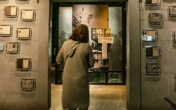 Una mujer atraviesa una puerta del Museo del Holocausto