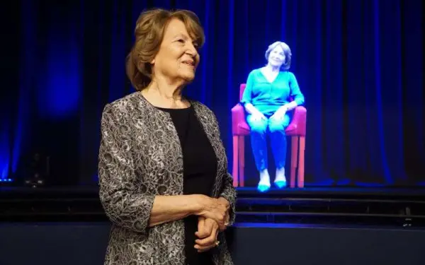 Fritzi Fritzshall, superviviente del Holocausto, delante de su holograma