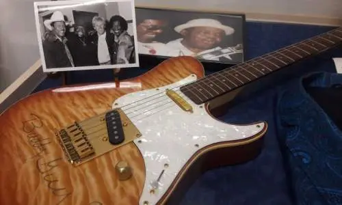 Una guitarra firmada por Buddy Guy