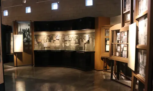 Una habitación con cuadros en las paredes y luces sobre ellos