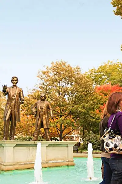 Las estatuas de Abraham Lincoln y Stephen Douglass recuerdan su primer debate senatorial, celebrado en el parque en 1858.