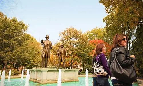 Las estatuas de Abraham Lincoln y Stephen Douglass recuerdan su primer debate senatorial, celebrado en el parque en 1858.