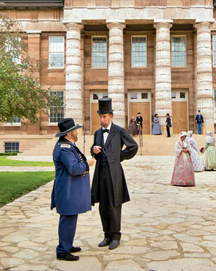 Lincoln delante de un gran edificio 