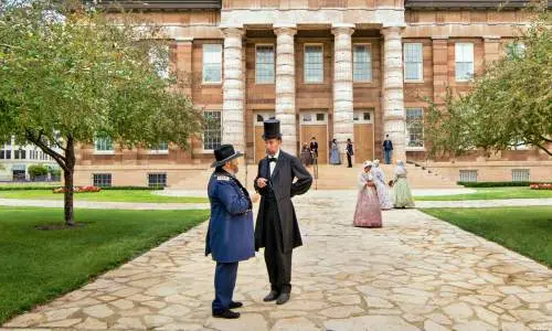 Lincoln delante de un gran edificio 