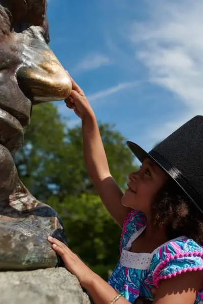 Una niña frota la nariz de Lincoln en su tumba