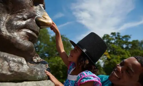 Una niña frota la nariz de Lincoln en su tumba