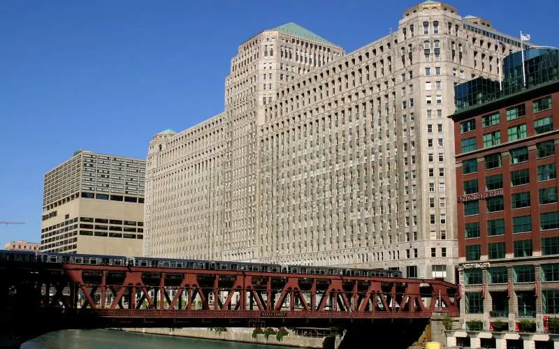 El edificio Merchandise Mart de 1930, visto desde el otro lado del río Chicago