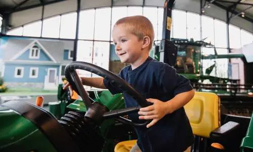 Un niño sentado en un automóvil 