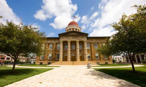 Un gran edificio de estilo antiguo