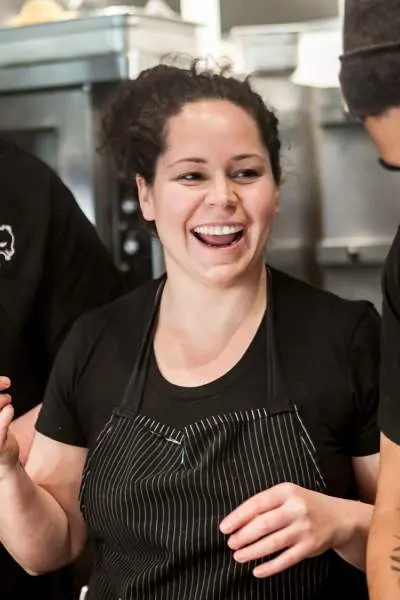 tres personas en una cocina preparando comida