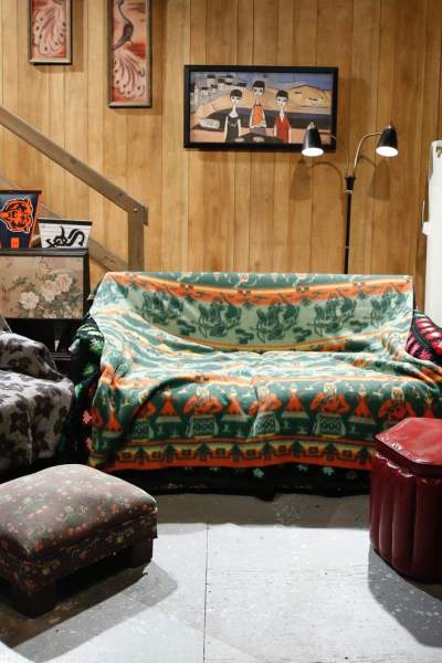Un salón lleno de sofás y algunas cosas al azar