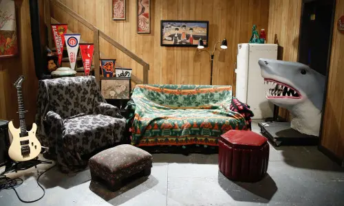 Un salón lleno de sofás y algunas cosas al azar