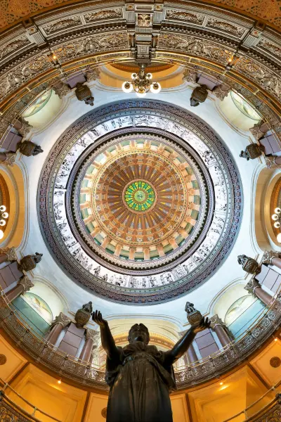 Vista del interior de la cúpula del Capitolio del Estado de Illinois .
