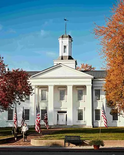 Exterior de la Vandalia State House durante el otoño. 