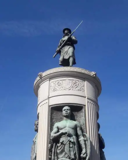 Una estatua de bronce de un soldado de la Primera Guerra Mundial adopta un zócalo de granito.
