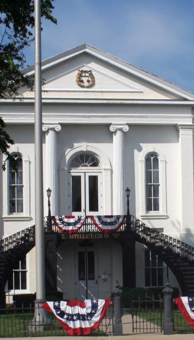 Exterior del Tribunal de Apelación del 5º Distrito con una estatua de Lincoln a la derecha.