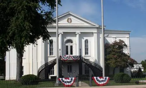 Exterior del Tribunal de Apelación del 5º Distrito con una estatua de Lincoln a la derecha.