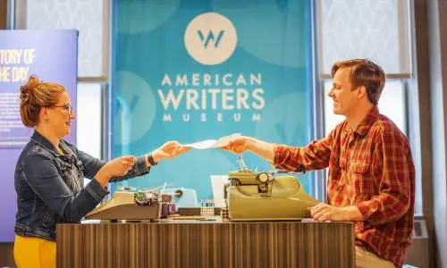 personas que pasan papel