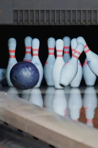 Bolas de bolos chocan contra bolos en una bolera