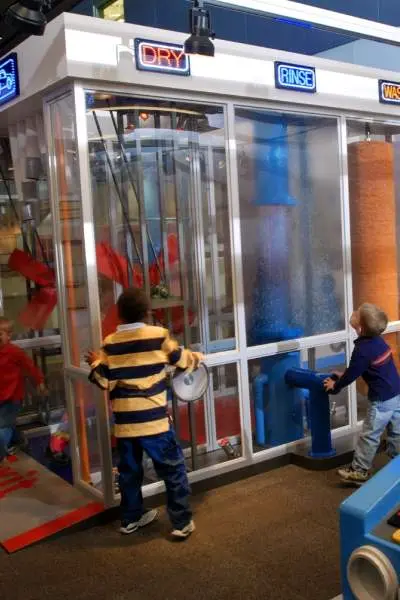 Niños jugando en el Museo Infantil Kohl