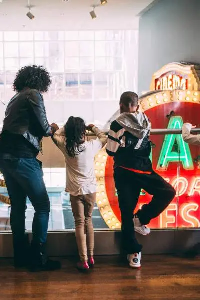 Niños y adultos mirando desde una barandilla 