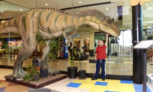 Estatua de dinosaurio en el centro de ciencias