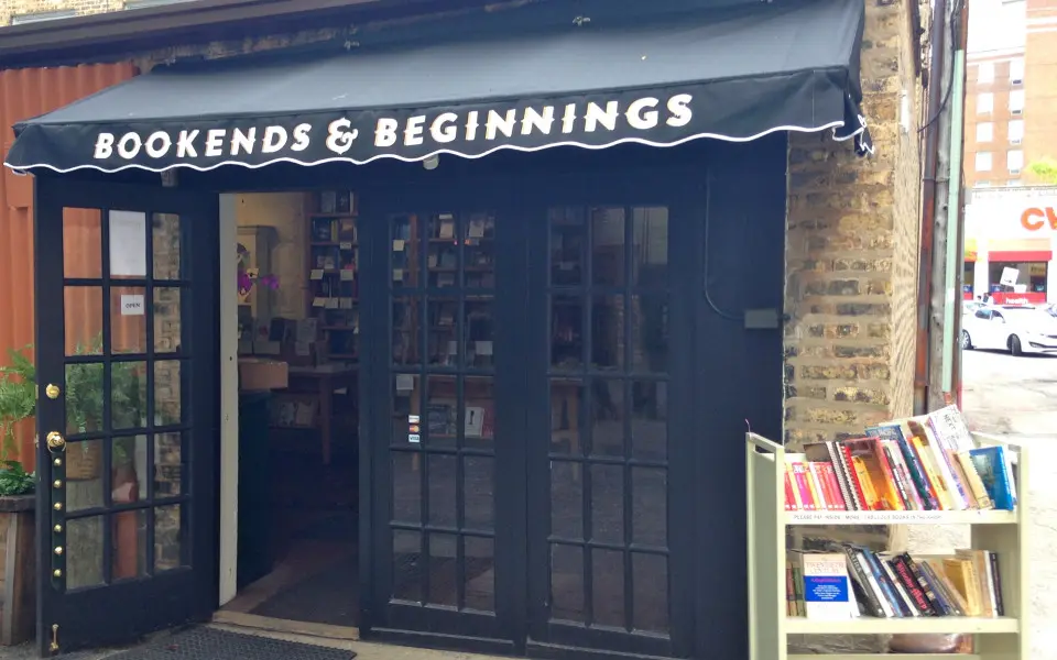 Vista exterior de la librería Bookends & Beginnings