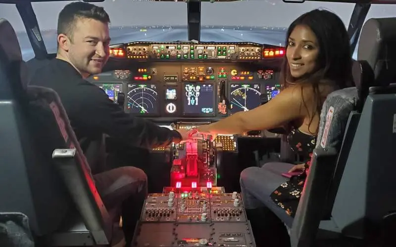 Una pareja en la cabina de un simulador de vuelo 737