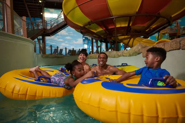 La familia se divierte en el parque acuático Great Wolf Lodge.