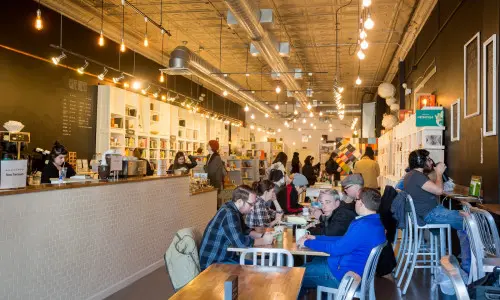 Interior de la cafetería y librería Volúmenes