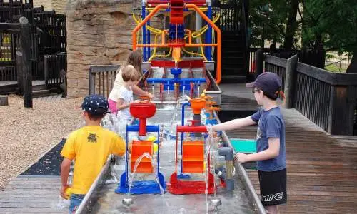 Niños jugando en el centro de descubrimientos