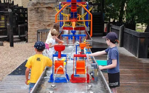 Niños jugando en el centro de descubrimientos