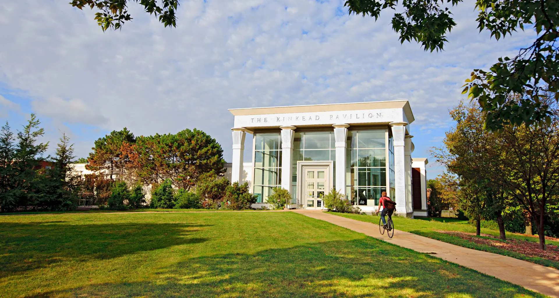 El exterior de un gran edificio 