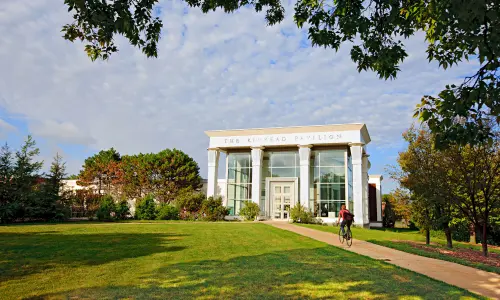 El exterior de un gran edificio 