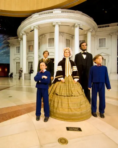 Estatua de Abraham Lincoln y su familia frente a la Casa Blanca