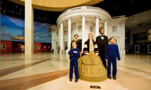 Estatua de Abraham Lincoln y su familia frente a la Casa Blanca
